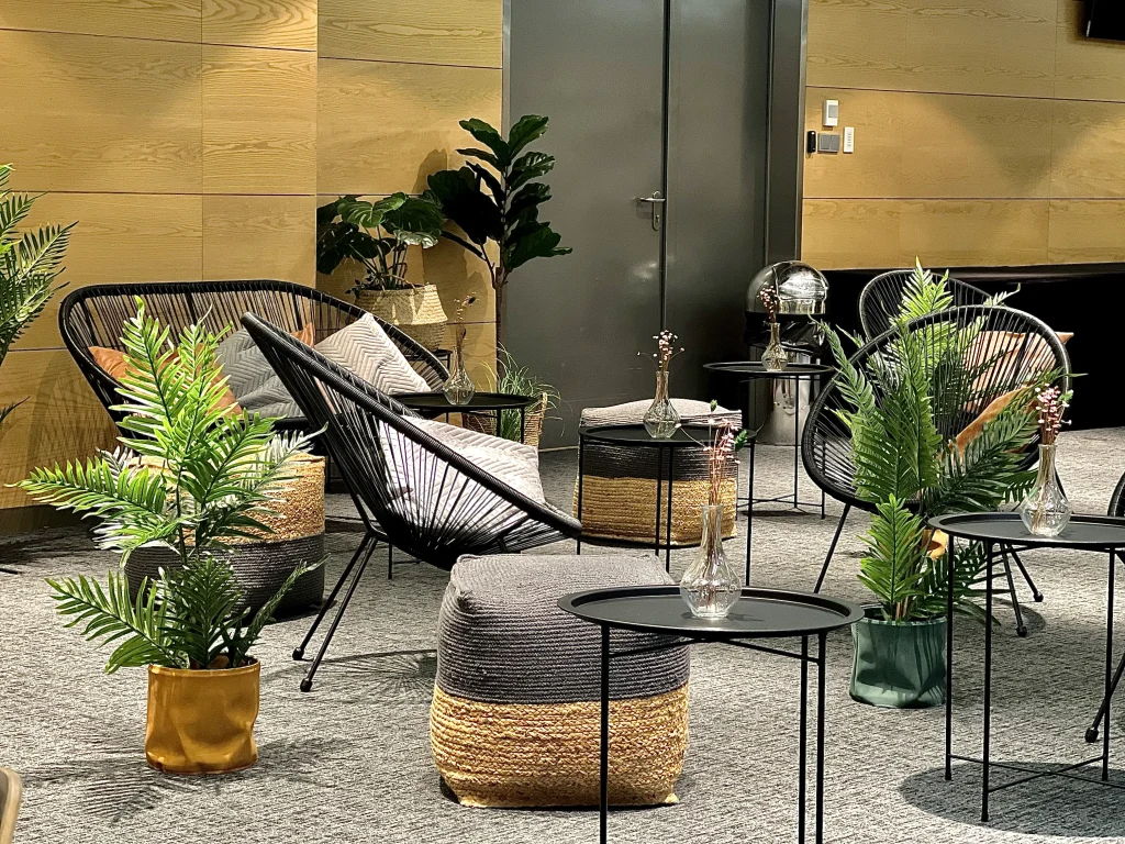 pufy w sali konferencyjnej