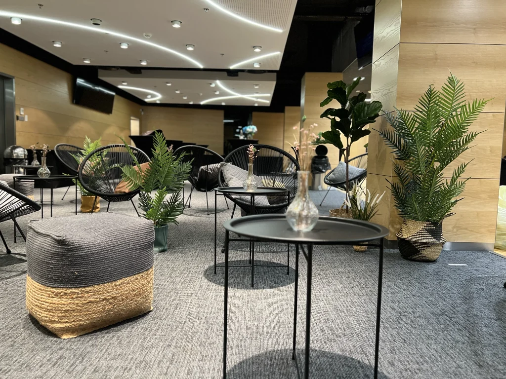 strefa relaksu na konferencji optycznej